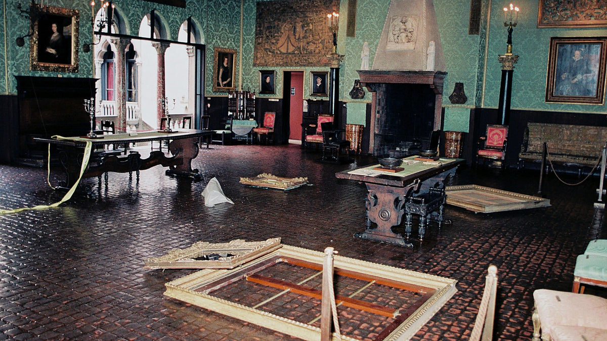 Dutch Room du Gardner Museum après le vol de 1990, avec les cadres vides