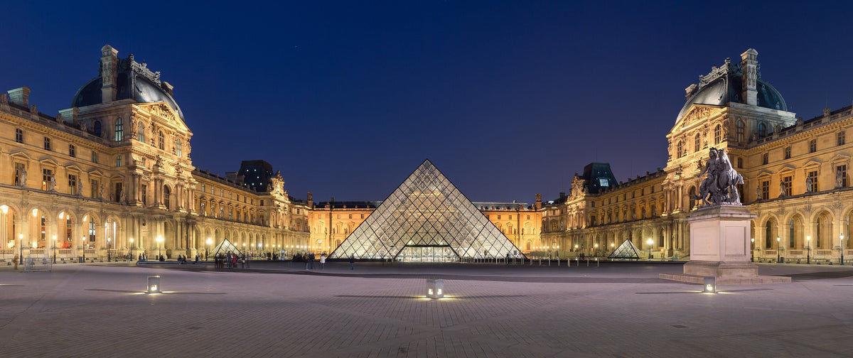 Cour Napoléon du Louvre avec la pyramide de verre