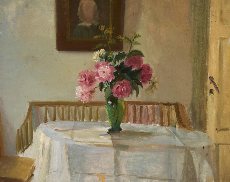 Skagen'daki Markvej Caddesi'nde Anchers evinin içi, bir masanın üzerinde duran bir vazoda pembe krizantemler ile - Anna Ancher