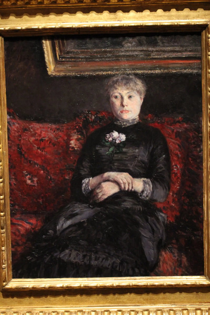 Kırmızı çiçekli bir kanepede oturan kadın - Gustave Caillebotte