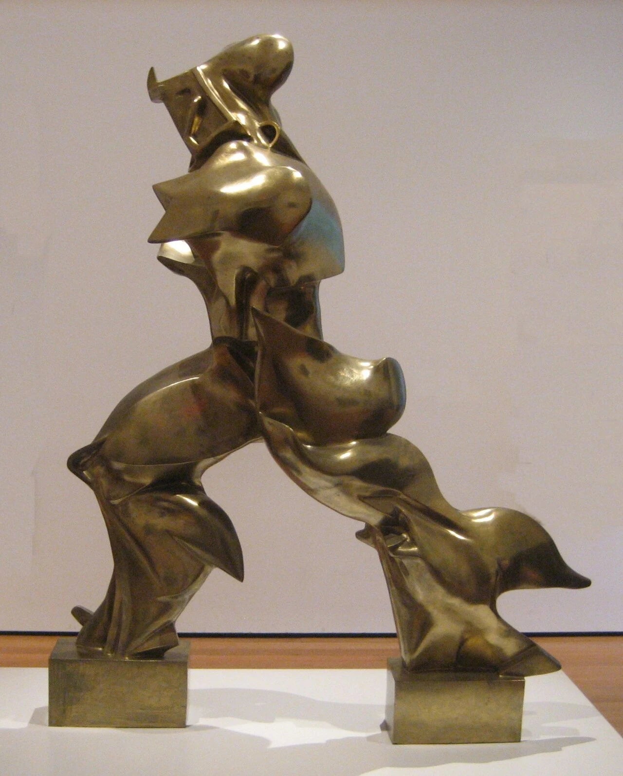 Formes uniques de continuité dans l'espace, Umberto Boccioni