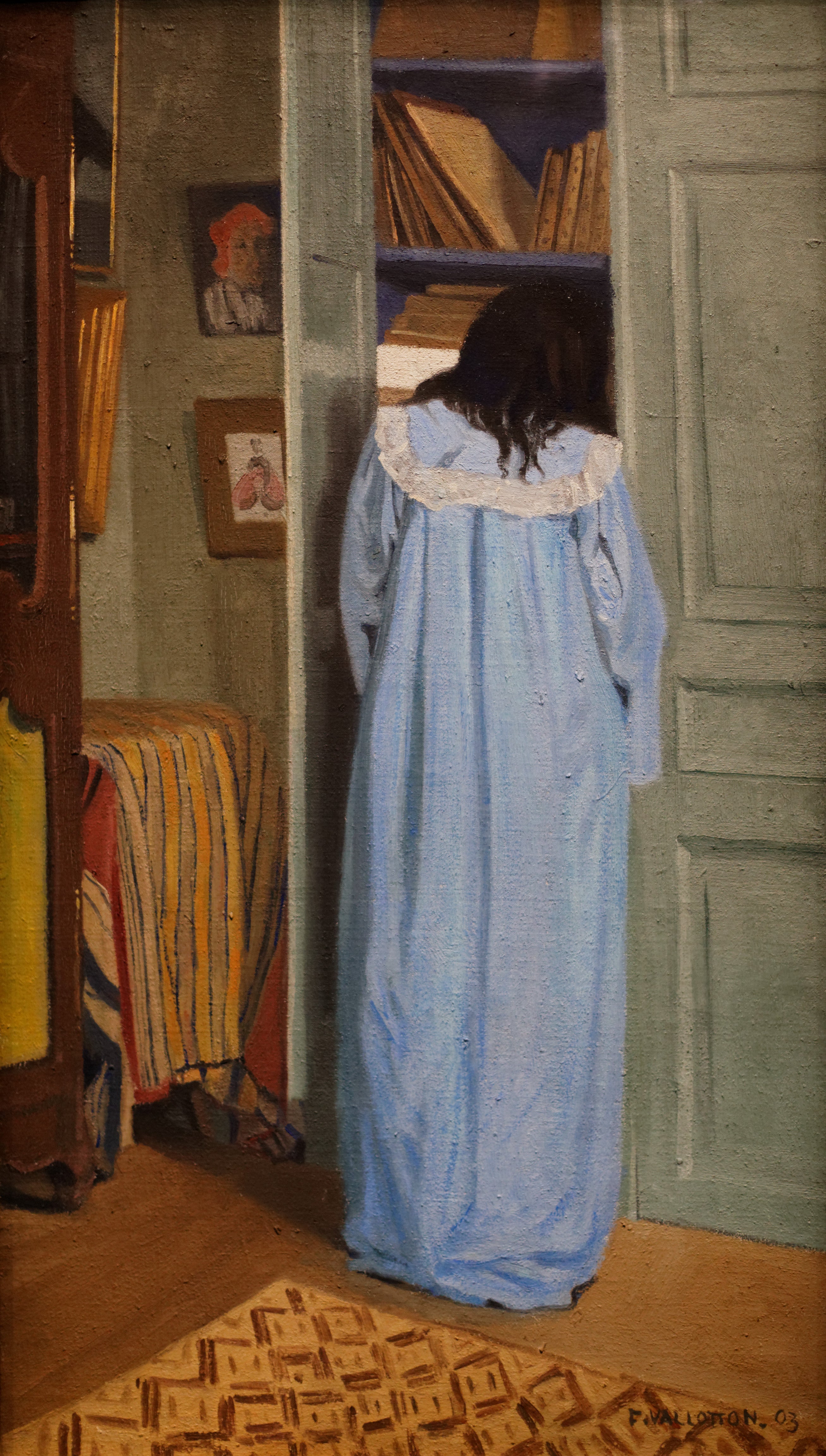 Intérieur, femme en bleu fouillant dans une armoire - Félix Vallotton