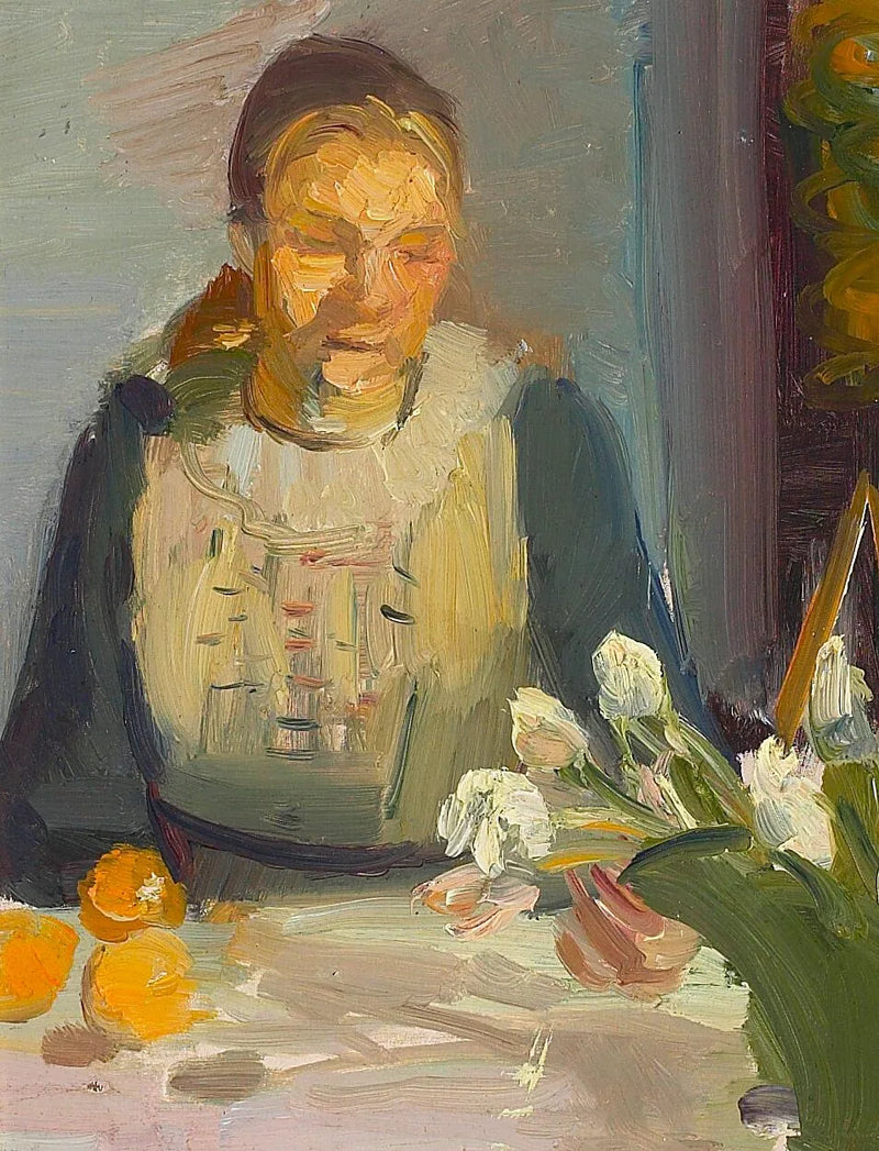 Güneşli bir masanın yanında oturan Maren Brems portresi, beyaz ve pembe lalelerle yeşil bir vazoda - Anna Ancher