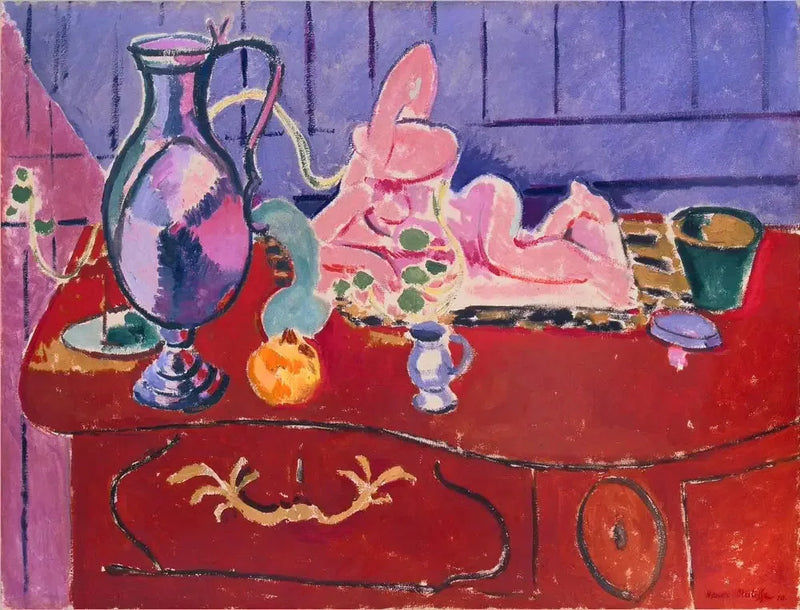 Kırmızı bir komodinin üzerinde gül şeklinde heykel ve sürahi - Henri Matisse